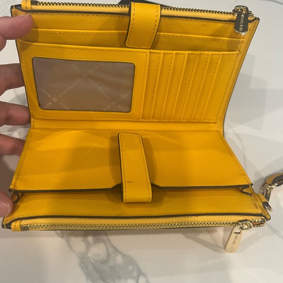 💛Cute. Michel Kors WRISTLET. - Picture 5 of 16